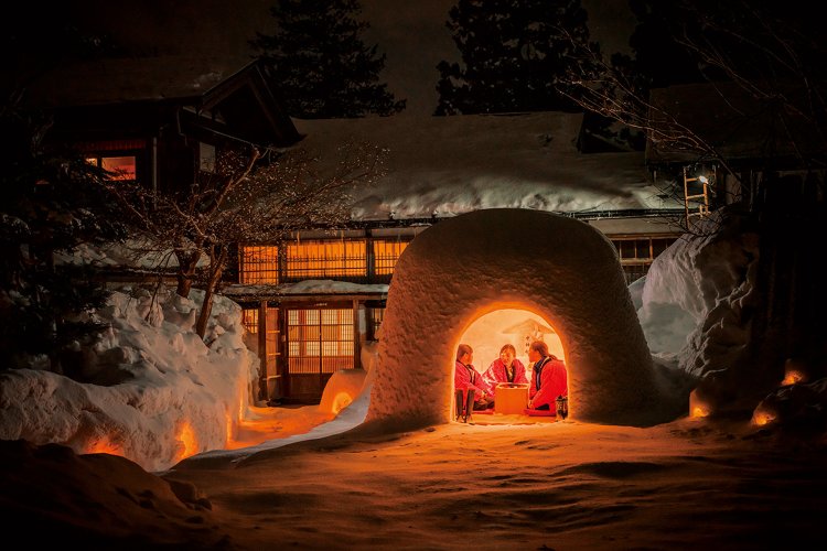 市内4カ所に60基ほどのかまくらが作られる。上は横手公園、下は旧片野家。