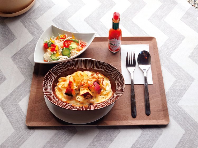  焼き芋のかき氷1100円（上）と、ホワイトソースに米粉を使った、横手野菜ゴロゴログラタン1300円（下）が登場。