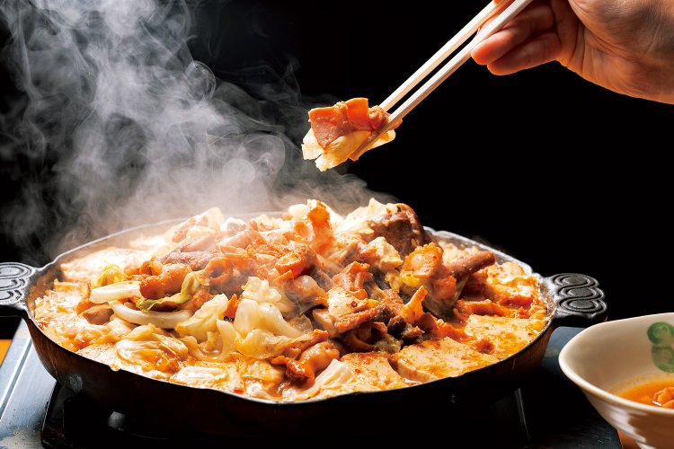 鹿角ホルモンの元祖・ホルモン幸楽の鍋は、甘めのタレで老若男女に人気。