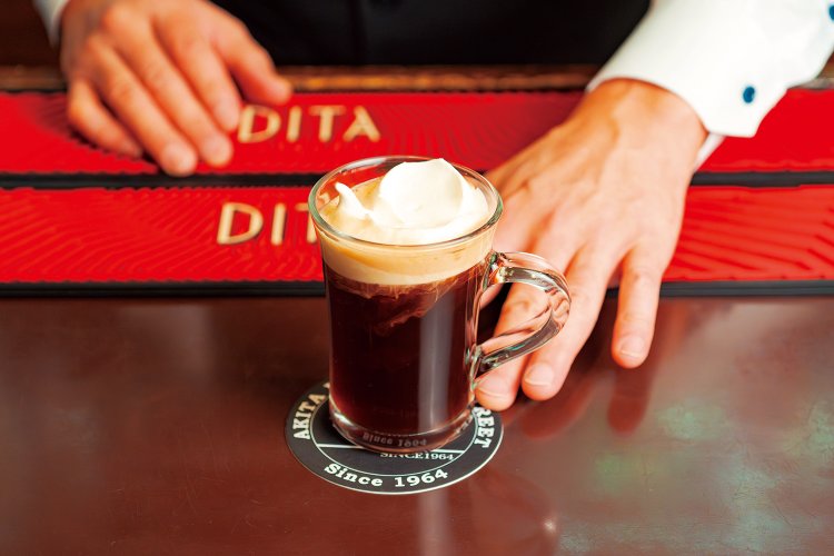 冬におすすめの「アイリッシュコーヒー」1200円。ウイスキーにコーヒー＆クリームのカクテルで、飲みきる頃には体がぽかぽかに。