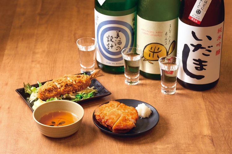 イワシとポテトサラダの組み合わせが絶妙なイワシポテトフライ300円（左）、蓮根海老しんじょう揚げ500円、利き酒3種900円。