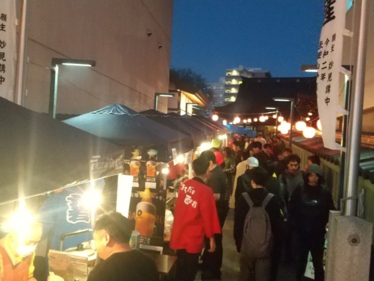 商店街から山門をくぐると地元飲食店のブースがズラリ。