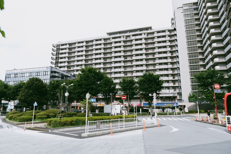 駅前。大きいマンションが印象的だが、その下に飲食店が並んでいたり、スーパー（マルエツプチ）があったり、ちょっとした買い物に便利。
