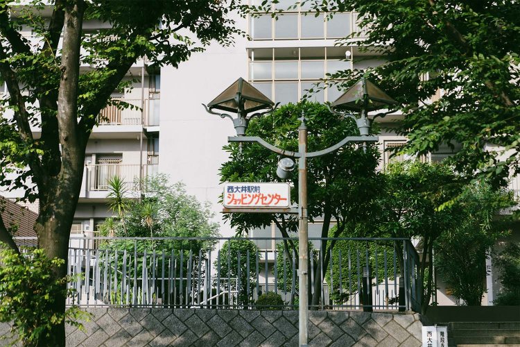 駅前にあるレトロな電灯。こういうのがあると落ち着きますよね。