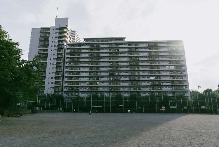 光学通りを進み、駅から見えた大きいマンションの裏に回ると、西大井広場公園というこれまた大きい運動場あり。子供たちがのびのび野球をしていた。