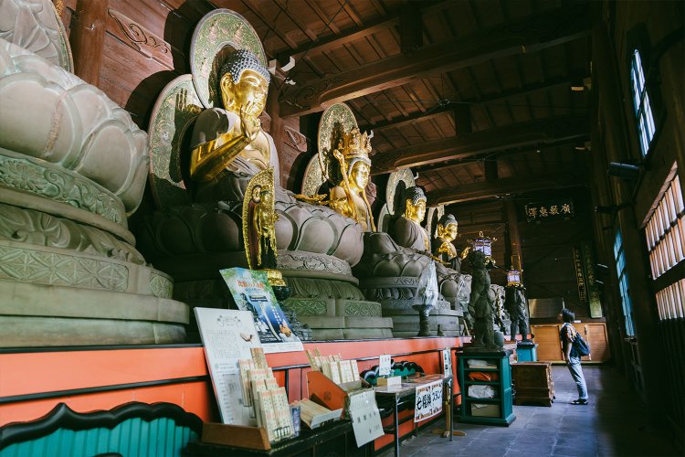 まるで京都や奈良に来たみたいで興奮！　大仏様が5体並んでいる。