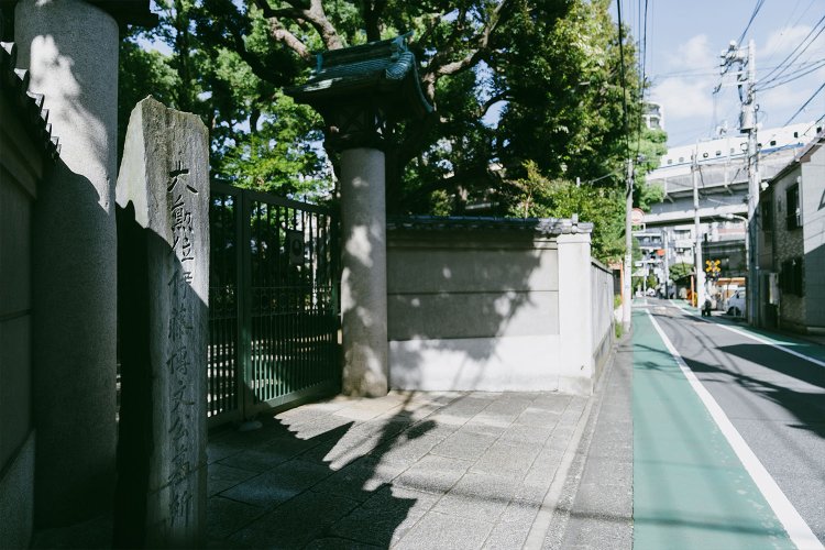 伊藤博文公墓所。狭い道路と門の間の凹んだ空間は、馬車がUターンするためのものらしい。言われないと気づかなかった！