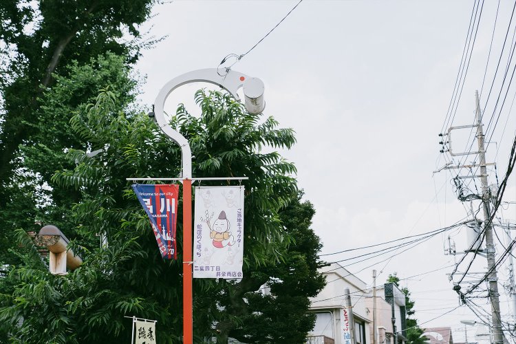 蛇窪神社の近くには白蛇の街灯が。ご当地キャラのくぼっちもいる。