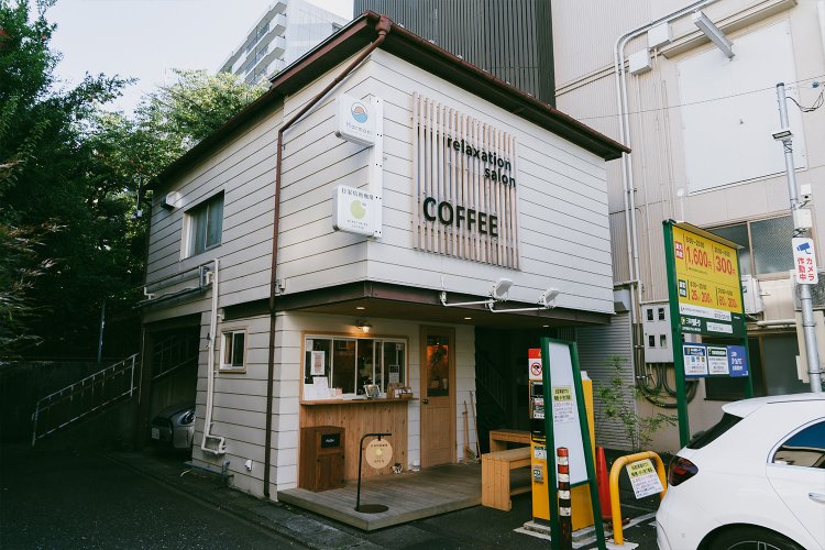緑道の脇にあるカフェ『自家焙煎珈琲の99coffee』。2023年2月にオープンしたばかり。