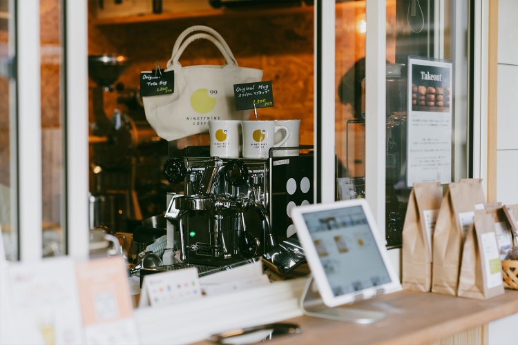 かわいらしい店内。ベーグルもオーダーできる。黒糖シナモンの甘い系から明太のりチーズといった食事系のものまで、この日は7種類あった。