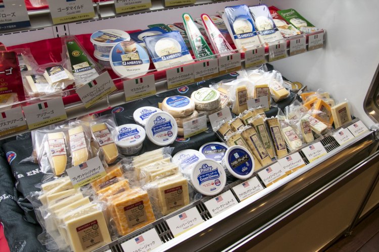 各工房自慢のナチュラルチーズが並ぶ、国内産チーズにも注目したい。