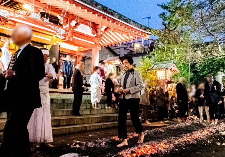 誰でも参加できる火渡り。お賽銭を納めてお札をいただいてから渡ろう。