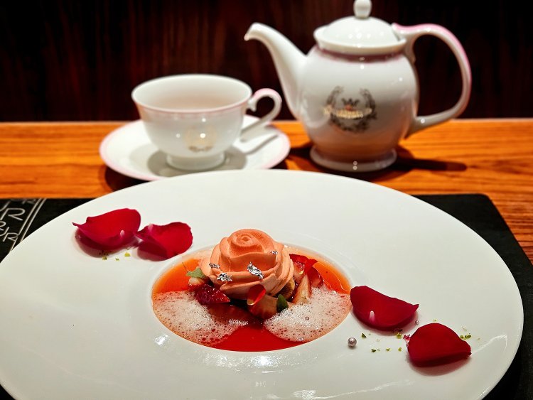 薔薇に見立てたムース マリー・アントワネットティー香るフランボワーズのクーリと共に2750円（紅茶 ヴェルサイユ ローズヌーヴォー2024付き）。