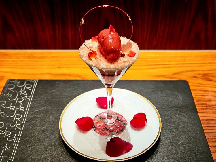 マリー・アントワネットティーのパフェ バラ香るクリームチーズをアクセントに2750円（紅茶 ヴェルサイユ ローズヌーヴォー2024付き）。