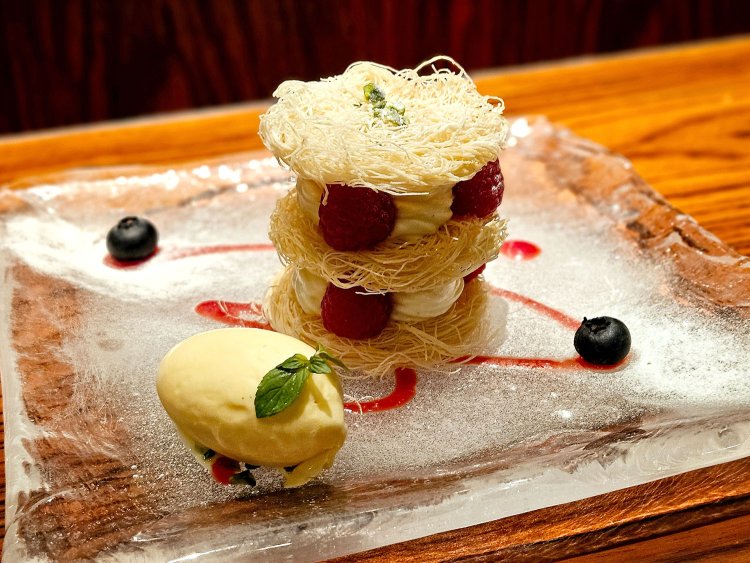 ジョエル・ロブションのミルフィーユ ～天使の髪をつむいで～2000円（コーヒーまたは紅茶付き）。