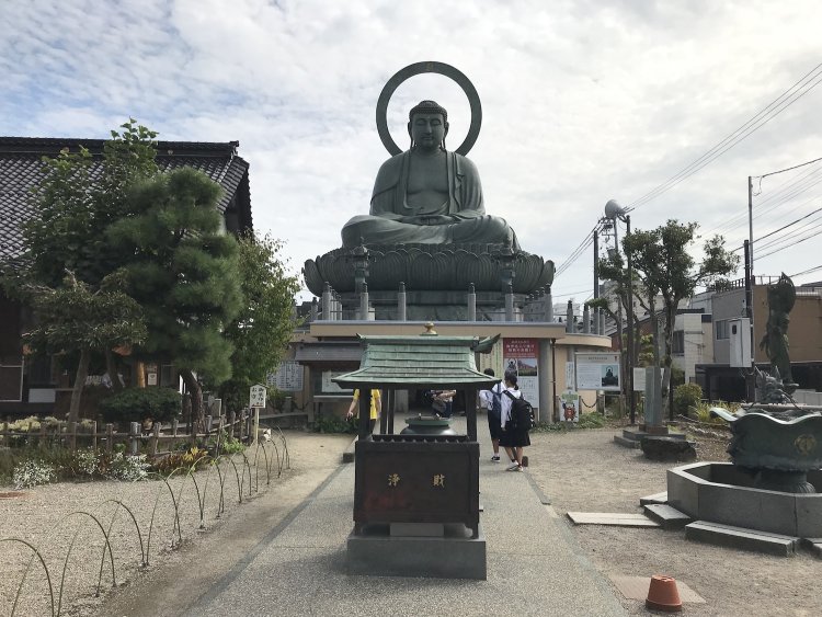 銅器の街である富山県高岡市の高岡大仏（銅製）。