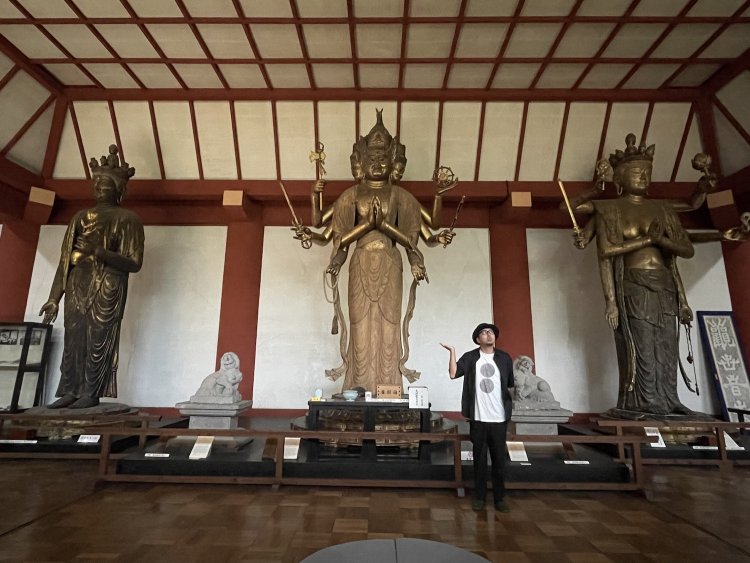 福岡県「観世音寺」の馬頭観音（中央）は寄木造だからできる5m超の大きさ。