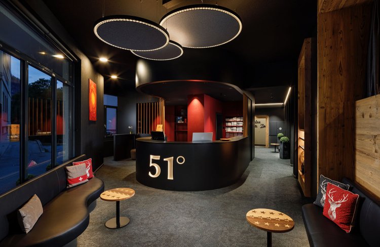 ここで受付を。インテリアもおしゃれ。