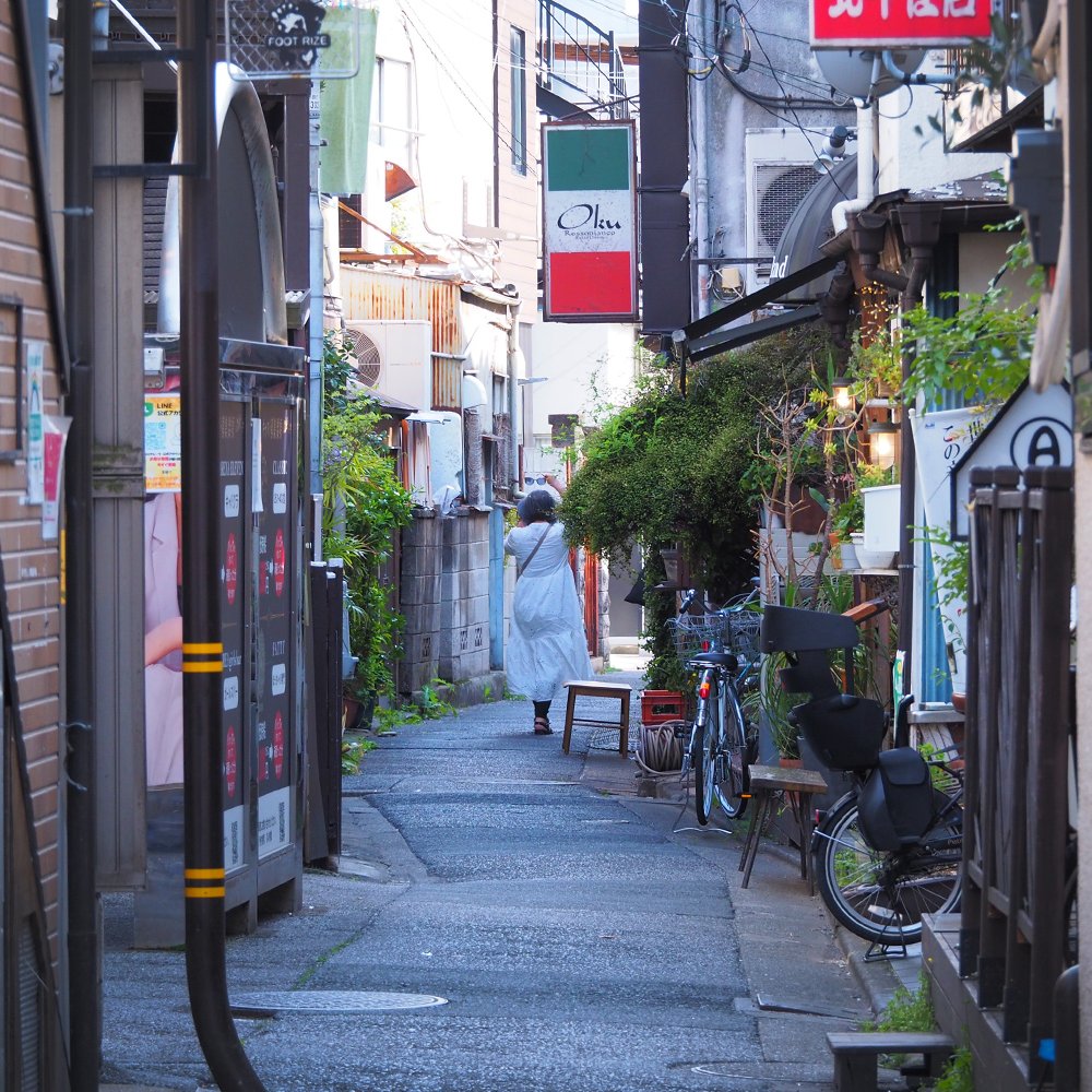 【東京街角クイズ】この写真、どこの路地裏でしょう？