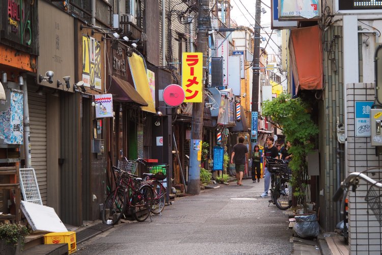 もう1本駅に近い通りはこんな感じ。