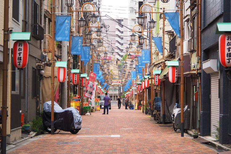 こちらはおかず横丁。鳥越神社のお祭りの際は、有名な千貫神輿が通る。