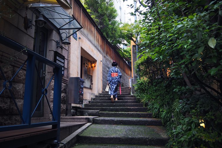 こちらは、芸者小路やフランス坂、熱海湯階段とも呼ばれる路地。