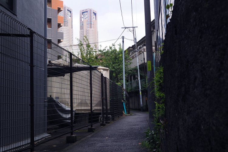 西新宿五丁目駅の南側にはこんな路地も。