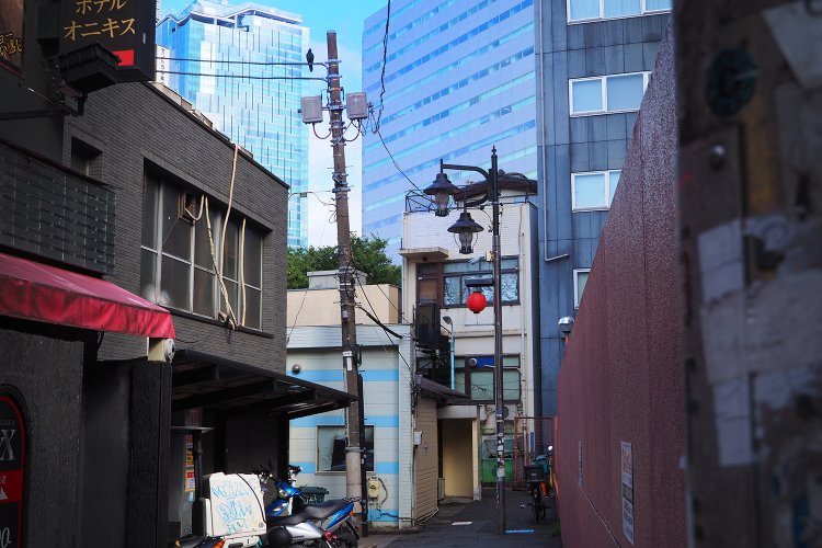 路地を抜けて振り返るとこんな景色。奥に「スクランブルスクエア」が見える。