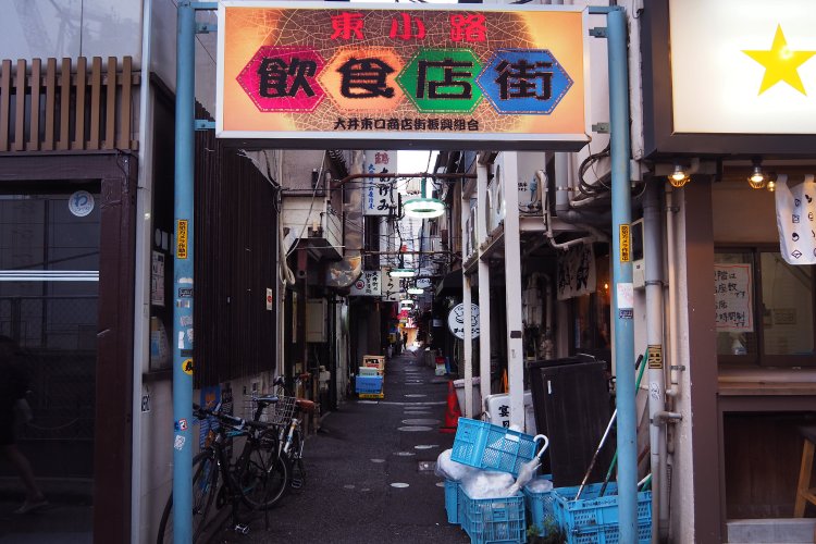 線路寄りの入り口。