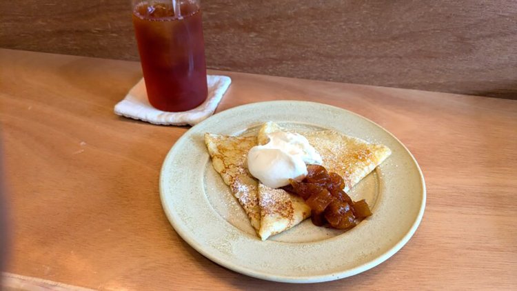 キャラメルりんごのクレープとセイロンティー。