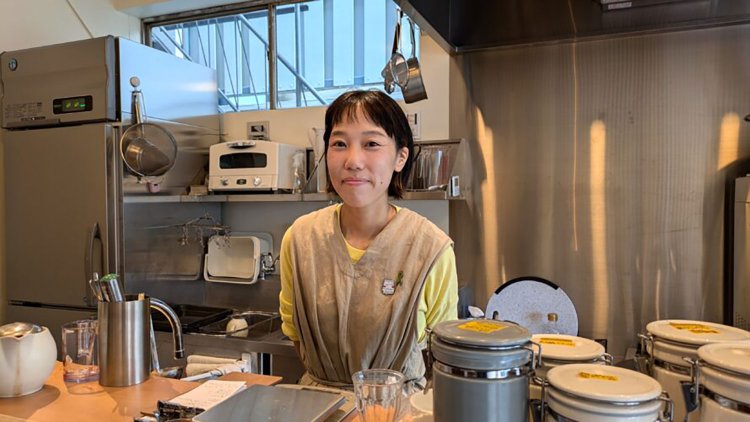 『白と青と』の店主。