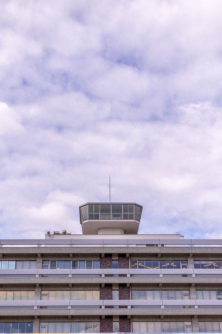 操舵室のような相模原市役所の展望室。34mの高さから360度街を見渡せる。