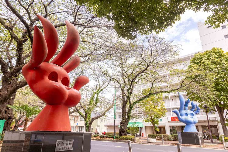 岡本太郎作の「呼ぶ青い手」「呼ぶ赤い手」は西門商店街の阿吽（あうん）像か!?