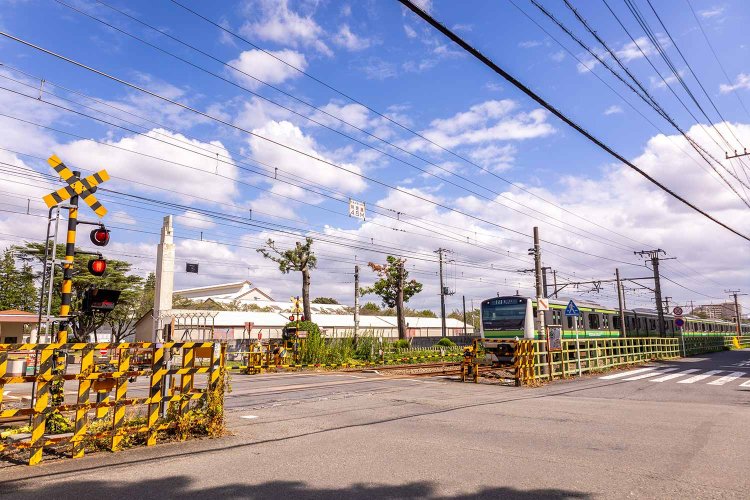 遮断機が上がっても一般人は渡れない西門踏切。先は相模原総合補給廠のゲート。