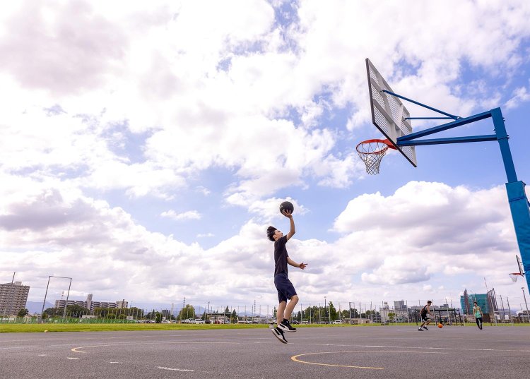 バスケのコートや芝生広場のある、広大な相模原スポーツ・レクリエーションパーク。
