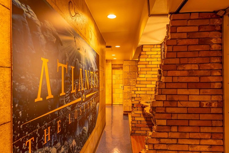 トイレも砦を思わせる凝った内装！