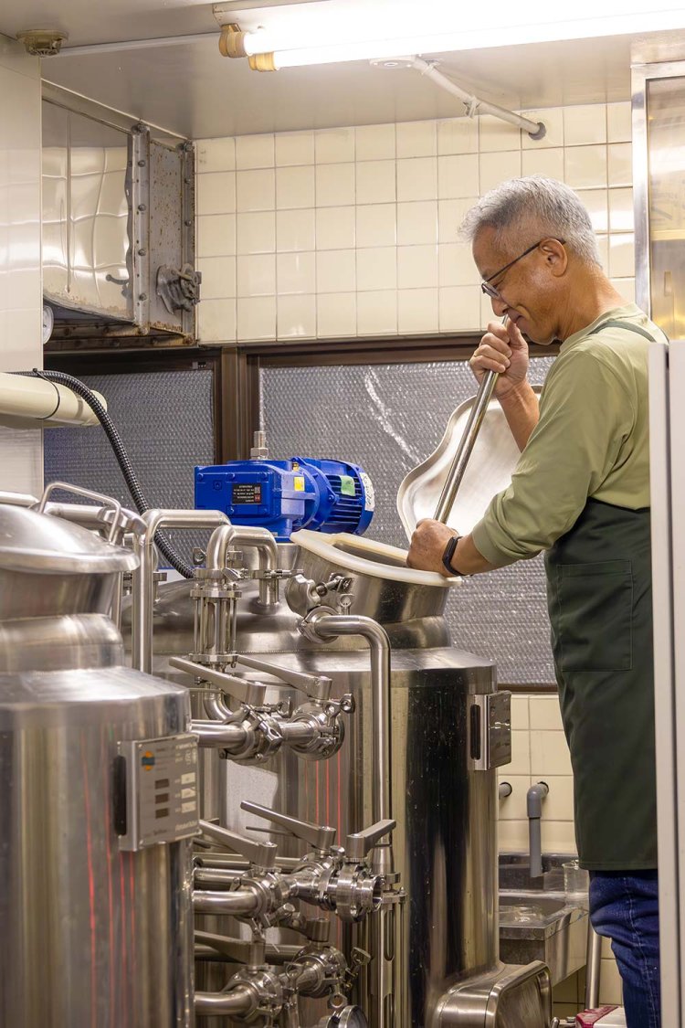 「水曜はビール造り、木曜は樽詰めです」。