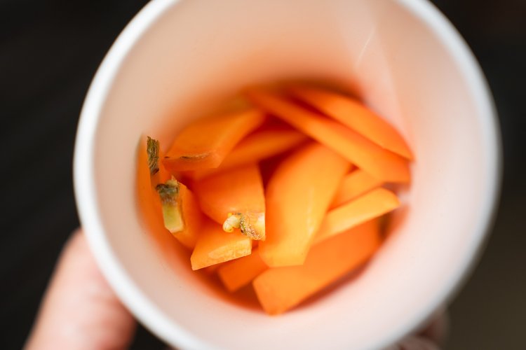 開放日の餌やり体験では、細かく切ったニンジンなどをあげられる。