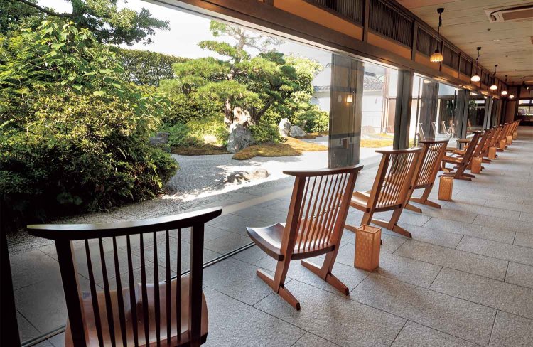 釘を用いない木組の工法で作られた、ジョージ・ナカシマの二本脚の「コノイドチェア」が渡り廊下に。