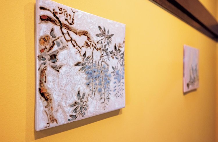 萩焼作家のニィルス・ベアティル・ペアソンさんが作った山野草の陶板。