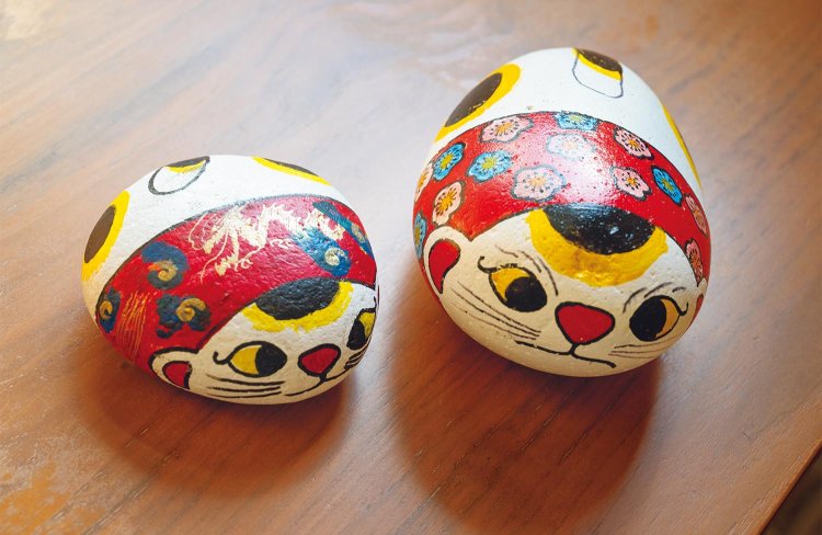 尾道のアーティスト、園山春二さんによる「福石猫」。