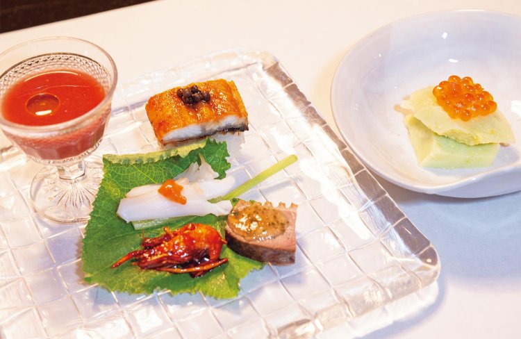 旬の食材を鮮やかに見せる演出で目も舌も楽しませてくれる。こちらは夏の夕食の前菜。