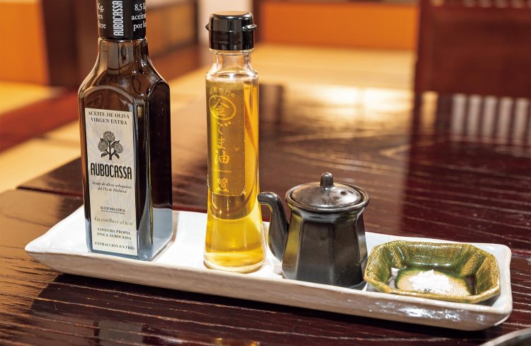 朝食の温泉玉子の薬味には女将セレクトのオリーブオイル、ゴマ油、醬油、塩を用意。