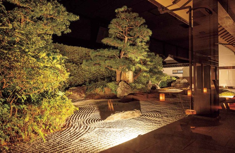 ライトアップされた夜の庭園。昼とは趣の異なる美しさ。