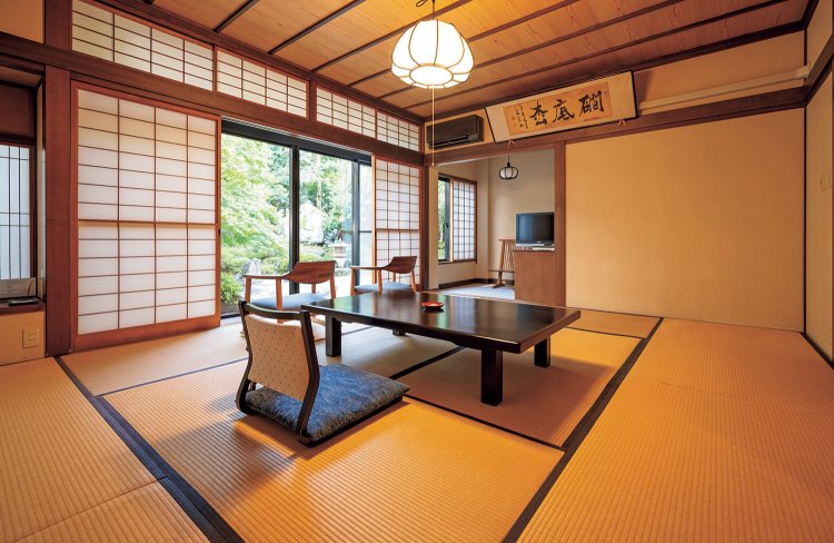 客室は純和風数寄屋（すきや）造りで、ゆとりある空間が広がる。
