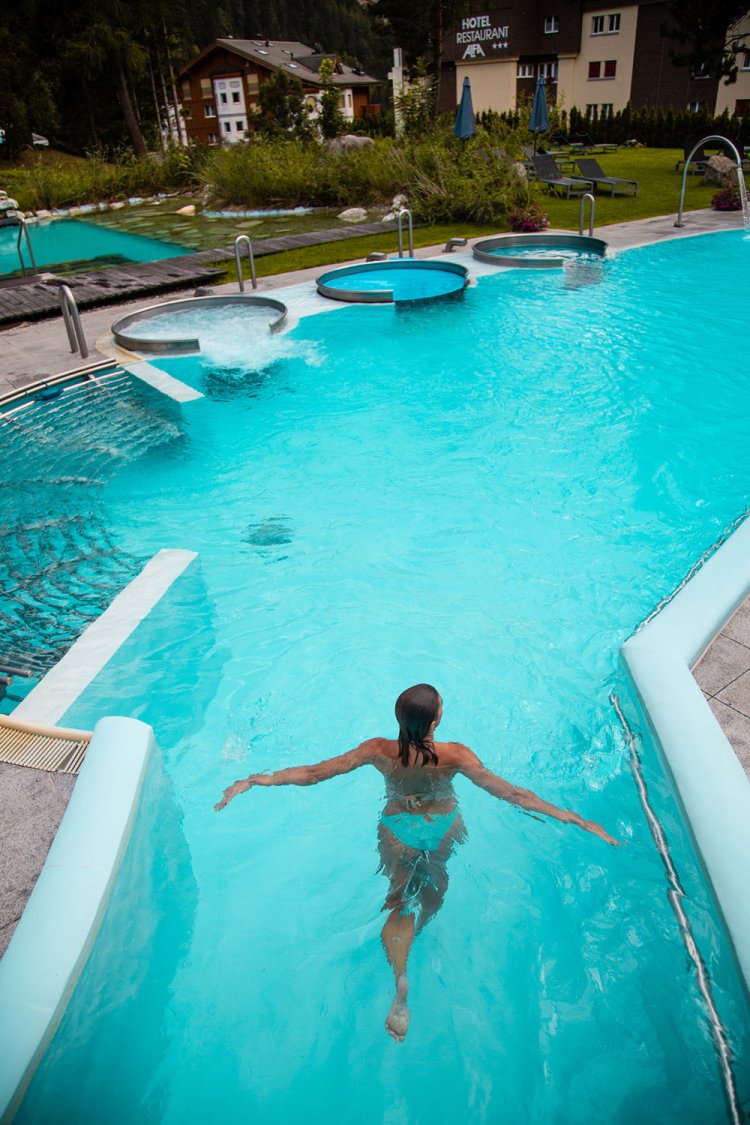 深めの屋外プール。左手前の寝そべりコーナーもいい。