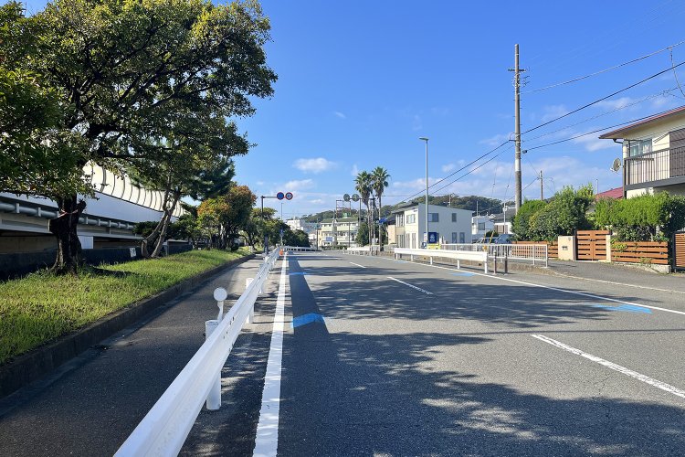 海から離れて右手へ。
