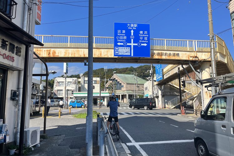 旧東海道に合流するJR大磯駅の近くの交差点。