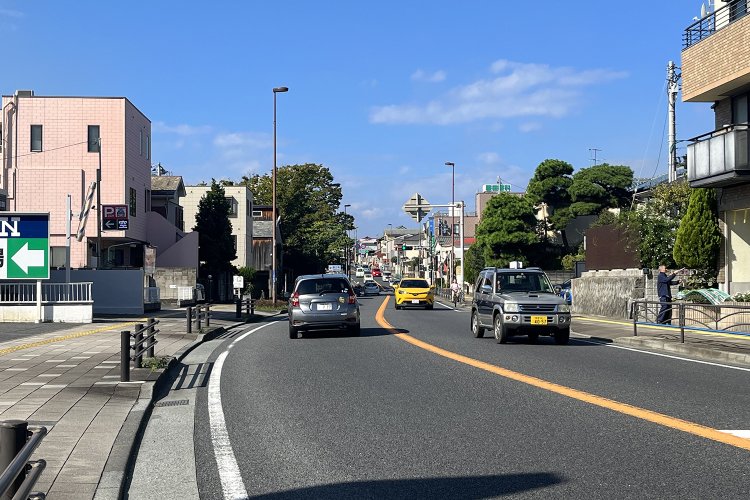 大磯駅南のカーブ。下ってまた上っているこの起伏、伝わるだろうか？