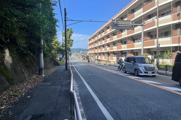 不動川へ向かって下る。左は旧吉田茂邸。結構な下り坂ですよこれ。